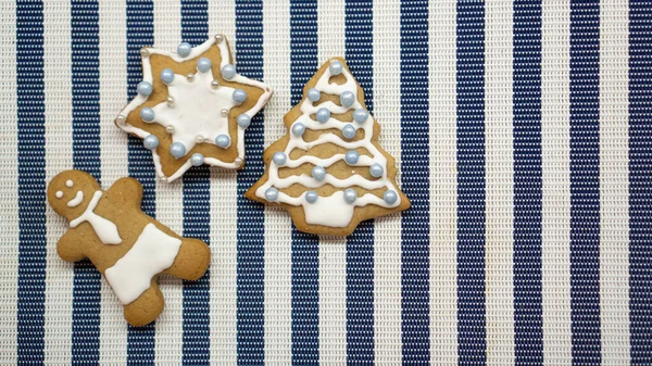 Ensemble de biscuits de Noël traditionnels faits maison en pain d'épice. Savoureux biscuits de Noël faits à la main sur fond bleu et blanc — Photo