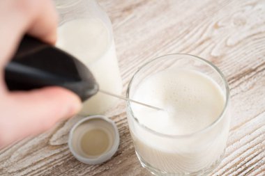 Köpüklü süt köpüğü. Köpüklü süt yapıyorum. Sütlü karıştırıcı. Frother aygıtı 