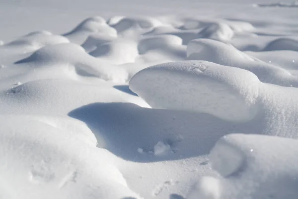 Снегоход с зеленым светом. Снежный фон Идеальная снежная поверхность зимой. Блестящий белый снег. Зимние дюны — стоковое фото