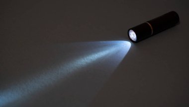 Kapalı cep feneri karanlıkta LED fener. Küçük bisiklet feneri. LED meşalesinin ışığı. Kamp için el feneri.