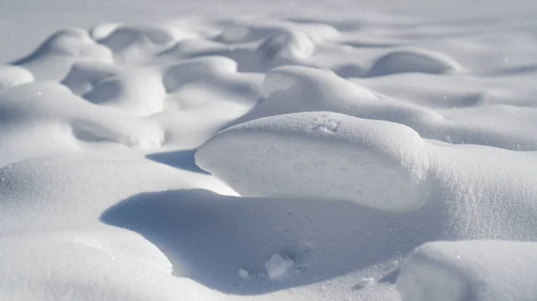 Ідеальна поверхня снігу взимку. Блискучий білий сніг. Зимові дюни. Білі снігові пагорби. Красиві снігові покриті пагорби — стокове фото