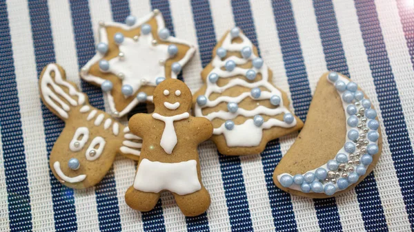 Biscuits traditionnels au pain d'épice de Noël faits maison. Différents biscuits au pain d'épice. Cerf, étoile, homme, lune et arbre — Photo