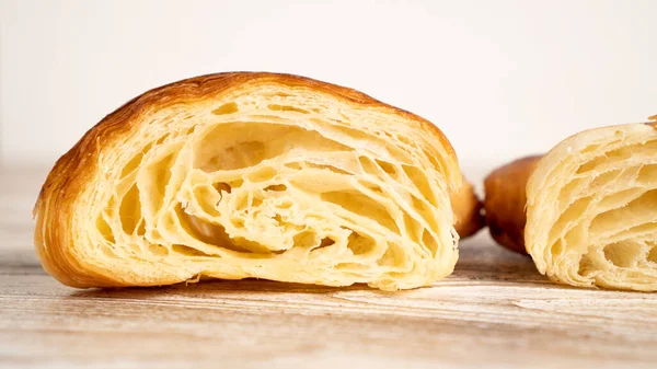 Perfektes Croissant-Rezept. Hausgemachte goldene Croissants am Morgen zum Frühstück. — Stockfoto