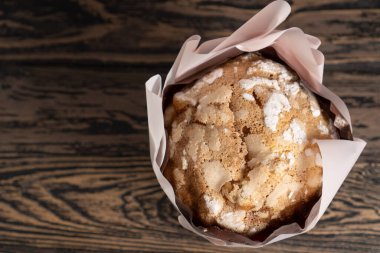 Ahşap bir masada Panettone. Geleneksel Paskalya maya pastasının en iyi manzarası. Paskalya geçmişi. Klasik Paskalya pastası.