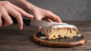 Parşömen kağıdı, bıçak, temiz minimalist stili dilimlenmiş Alman Noel çalgıları.