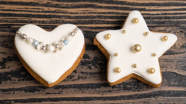 Perfecto corazón y galletas de jengibre estrella con glaseado blanco. Galletas de Pascua de mazapán de Malta —  Fotos de Stock