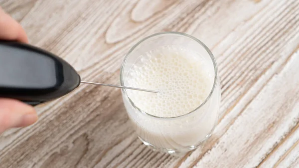 Using Milk Frother Device Glass Closeup Milk Handheld Mixer Glass — Stock Photo, Image