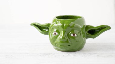 Kendi kendini yetiştirmiş Yoda kupası. Kil bardak. Hediye olarak orijinal kupa. Eğlenmek için kupa. Şahsi kupa. Kahve fincanı. Mandalorian kupası.