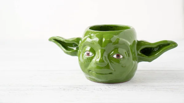 Kendi kendini yetiştirmiş Yoda kupası. Kil bardak. Hediye olarak orijinal kupa. Eğlenmek için kupa. Şahsi kupa. Kahve fincanı. Mandalorian kupası.