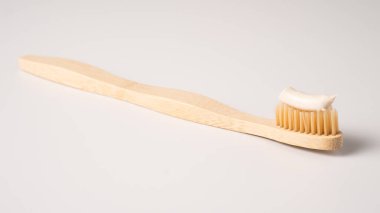 Bambu diş fırçası beyaz arka planda izole edilmiş. Eko diş konsepti. Sıfır atık