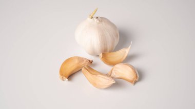 Beyaz arka planda izole edilmiş sarımsak manzarası. Ham sarımsak dilimi kopyalama alanı ile izole edilmiş. Beyaz sarımsak kafa.
