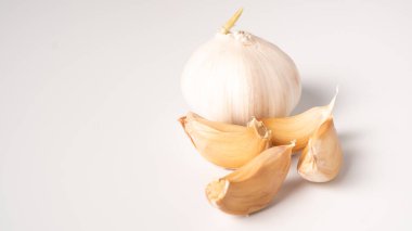 Sarımsak beyaz arka planda izole edilmiş. Ham sarımsak dilimi kopyalama alanı ile izole edilmiş. Beyaz sarımsak kafa.