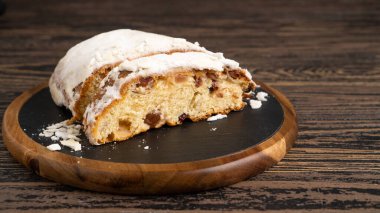 Kesme tahtasındaki Altın Otantik Alman Stollen. Ahşap masada mükemmel bir Stollen turtası. Kapat.