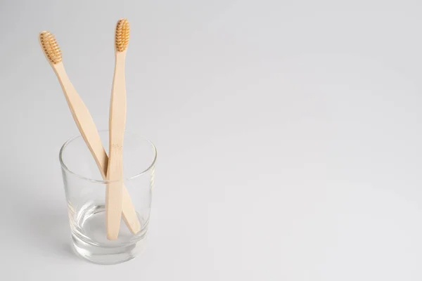 Bamboo toothbrush in glass isolated on white background. Zero-waste, biodegradable bamboo toothbrush — Stock Photo, Image