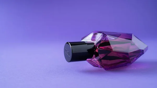 Модна пляшка парфумів у формі яблучного серця. 8 березня подарунок. Жінки представляють ідеї. Фіолетовий фон — стокове фото