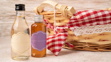 Ev yapımı vanilya şurubu ve cam şişe kaplarında fındık şurubu. İçkiyi tatlandırmak için karamel kahve şurubu.