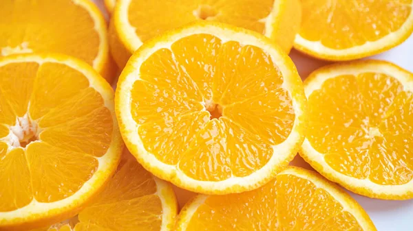 Pomarańczowe tło. Pokrojone tło mandarynki. Soczysty plasterek pomarańczy. Zdrowe plastry pomarańczy. — Zdjęcie stockowe
