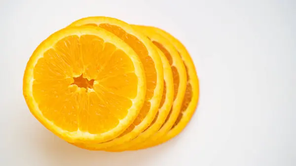 Laranja círculos montão em um fundo branco. Vida saudável. Espaço para cópia. Pilha de fatias de laranja — Fotografia de Stock