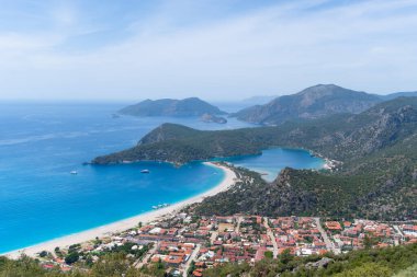 Türkiye 'de Fethiye' nin güzel gerçek manzarası. Fethiye kıyı şeridi. Türk koyları. Türkiye adaları ve yarımadaları