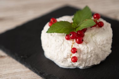 Siyah tabakta süzme peynir. Nane ve üzümlü taze süzme peynir. Kırmızı dutlu Ricotta peyniri..