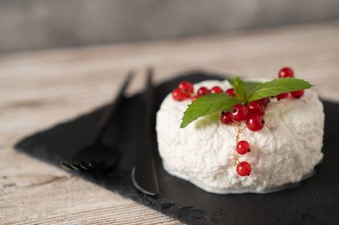 Siyah tabakta süzme peynir. Nane ve frenk üzümlü taze süzme peynir. Kırmızı dutlu Ricotta peyniri..