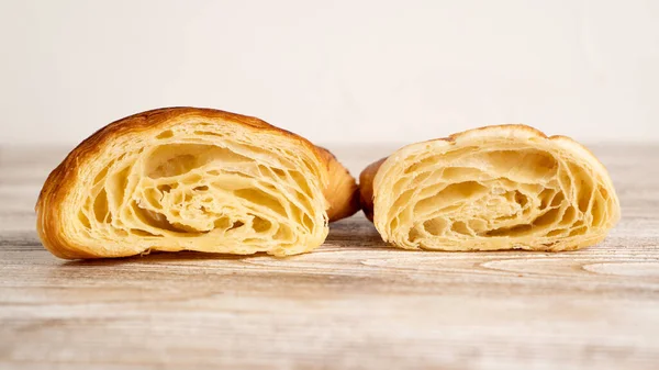 Die Wabenstruktur des Croissants. Französische Croissants klassisch und butterig — Stockfoto