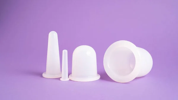 Masaj cupping set pe fundal violet. Vase de masaj cu vid. Cani de silicon pentru terapia cu vid. Cani anticelulitici — Fotografie, imagine de stoc