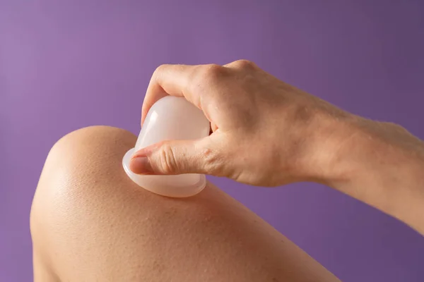 Zelf anti-cellulitis massage met een siliconen pot. Masseer vacuümbekers. Siliconen potten voor vacuümtherapie. Stockafbeelding