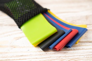 Vücut geliştirme direnci. Direniş bandı. Renkli fitness bandı çantada.