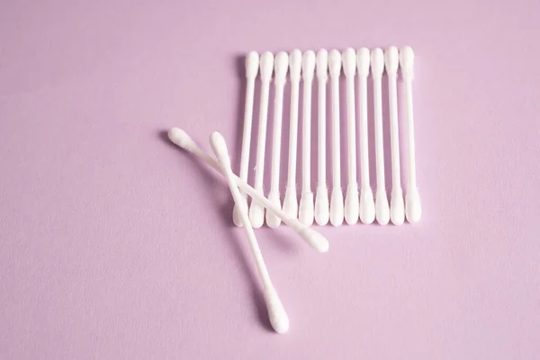 Ear sticks on a purple background. Ear sticks for wax. Ear wax removal. Ear wax. Cotton buds. Top view — Stock Photo, Image
