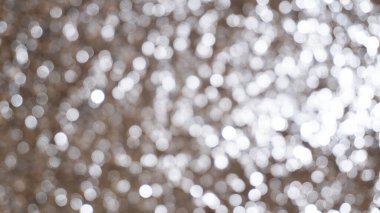 Parlak ıslak kumsal kumu. Kum suyu ve güneş ışığından oluşan kahverengi ve beyaz bir boke. Doku, arkaplan ve desen