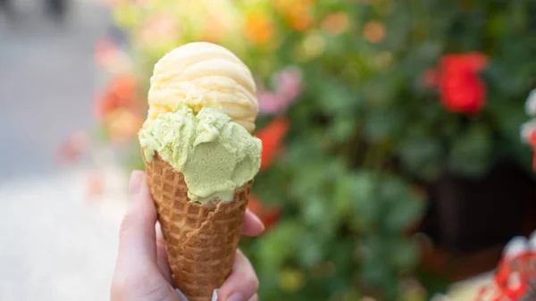 Gelato de verão. cone de sorvete colorido. Papel de parede cone gelato verde. Mão segurando sorvete amarelo em cone — Fotografia de Stock