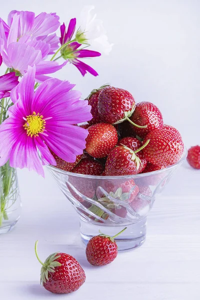 Fondo Claro Con Flores Rosadas Fresas Rojas Fresa — Foto de Stock