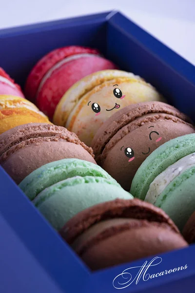 Mignons Macarons Avec Des Visages Macarons Colorés Dans Une Boîte — Photo