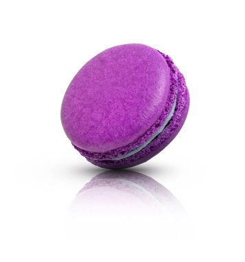 Fransız kurabiyeleri. Beyaz arka planda menekşe kurabiyeleri. Renkli kurabiyeler uçar..