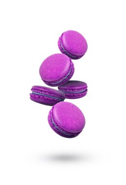 Fransız kurabiyeleri. Beyaz arka planda menekşe kurabiyeleri. Renkli kurabiyeler uçar..