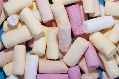 Şekerleme. Mavi arka planda renkli lokum jelibonları yakın plan. Tatlı tatlı