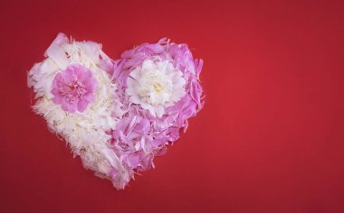 Kalp çiçek yapraklarıyla kaplıdır. Çiçeklerden yapılmış bir kalp. Sevgililer Günü. Renk paleti. Moda aşkı.