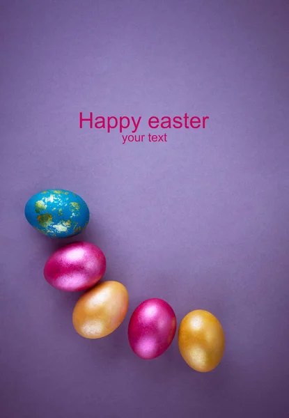 灰色背景上明亮的彩蛋 复活节的主题 开开开心心的伊斯特卡带复制空间的文字简约的伊斯特风格 今年的颜色 — 图库照片