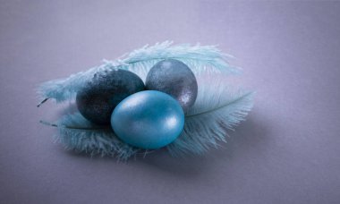 Pankart. Gri arka planda gümüş ve mavi paskalya yumurtaları. Asgari konsept.