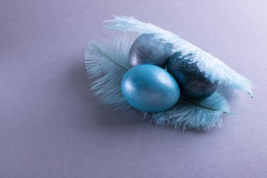 Pankart. Gri arka planda gümüş ve mavi paskalya yumurtaları. Asgari konsept.