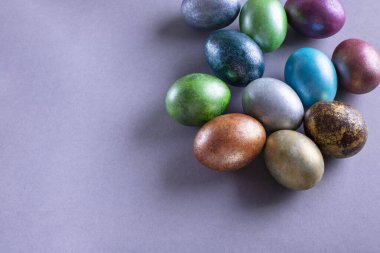 Renkli Paskalya yumurtaları. Paskalya geçmişi. Gri arka planda minimalist Paskalya konsepti. Metin için kopyalama alanı olan kart.