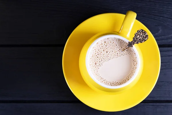 Sárga Kerámia Csésze Latte Art Kávé Sötét Háttérrel Kilátás Felülről — Stock Fotó