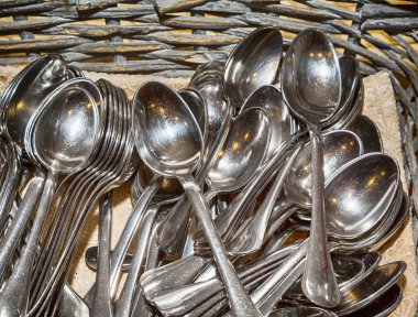 sepet içinde çok kaşıklar