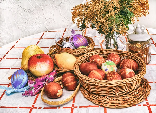 Uova di Pasqua, frutta, stile retrò — Foto Stock