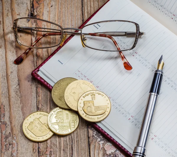 Monedas y pluma, negocios — Foto de Stock