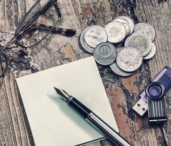 Монеты и ручка, ретро — стоковое фото