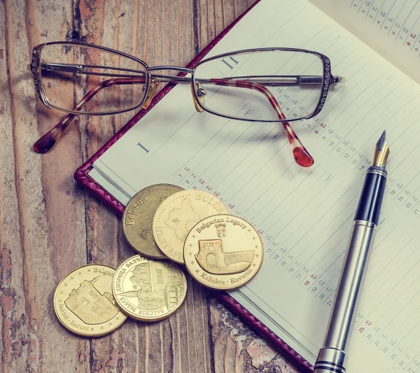 Monedas y bolígrafo, retro — Foto de Stock