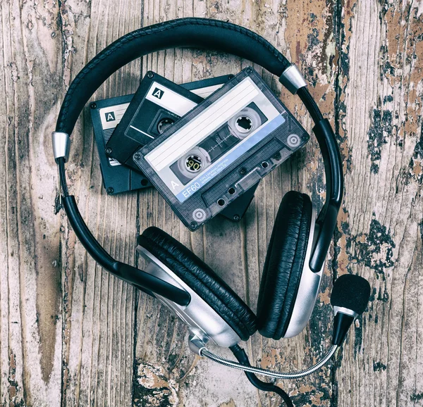 Cassete de áudio e auscultadores — Fotografia de Stock
