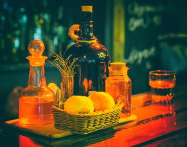 Natürmort, bir bar şişe ile